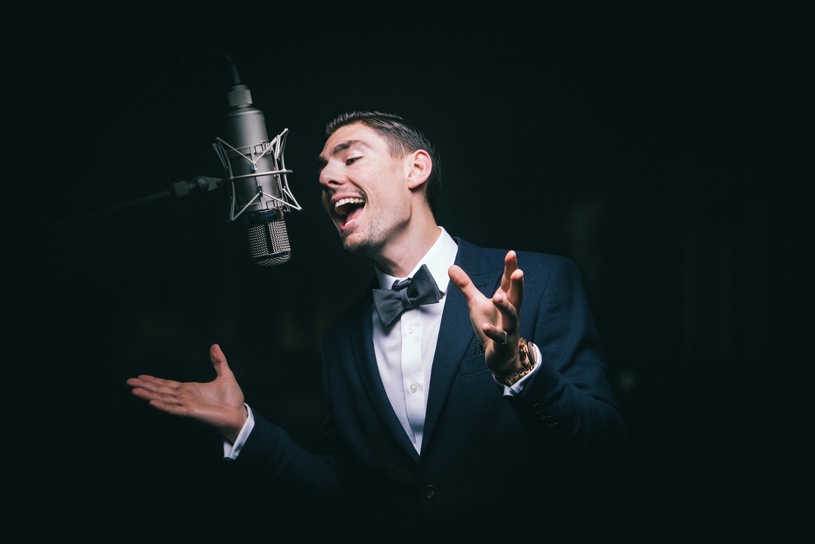 Lewis Simply Swing performing